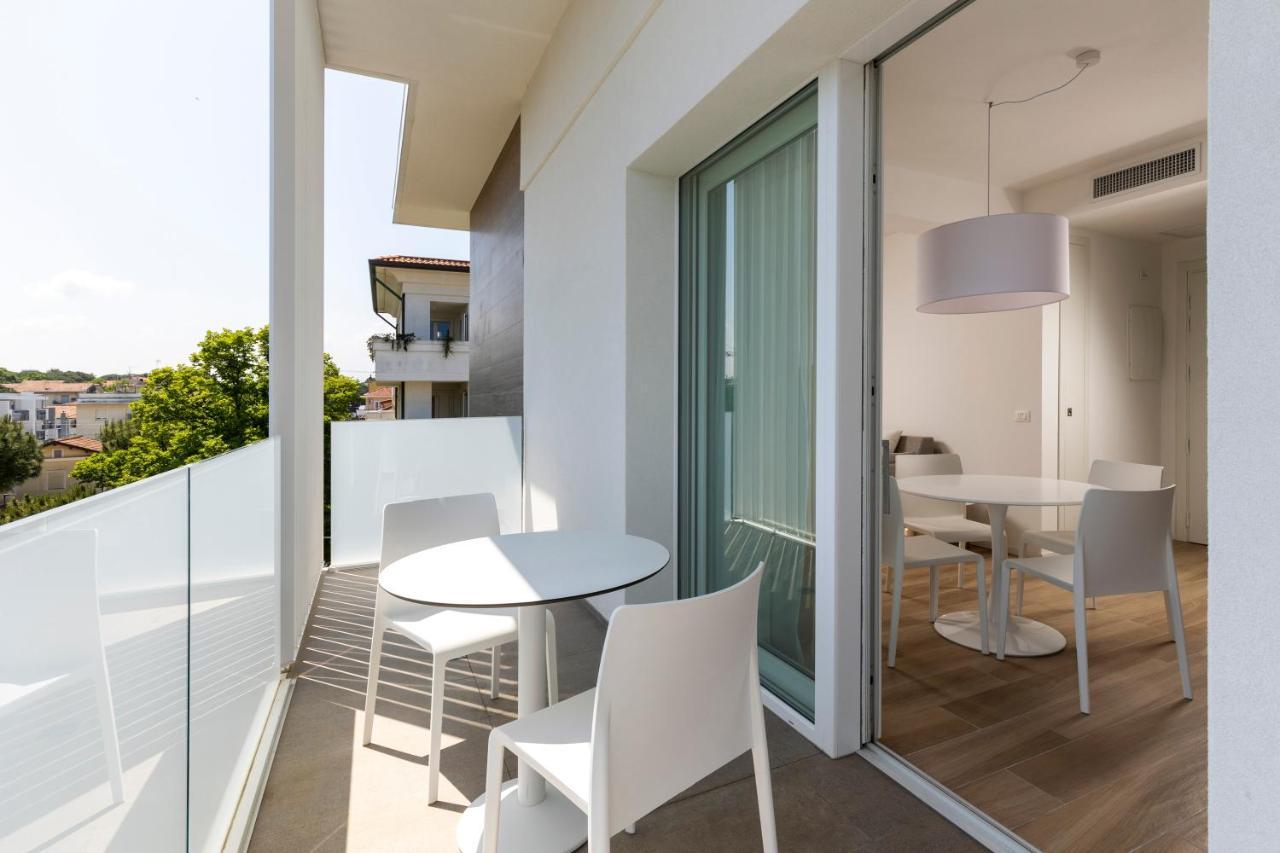 The Palm Riccione Aparthotel Exterior foto